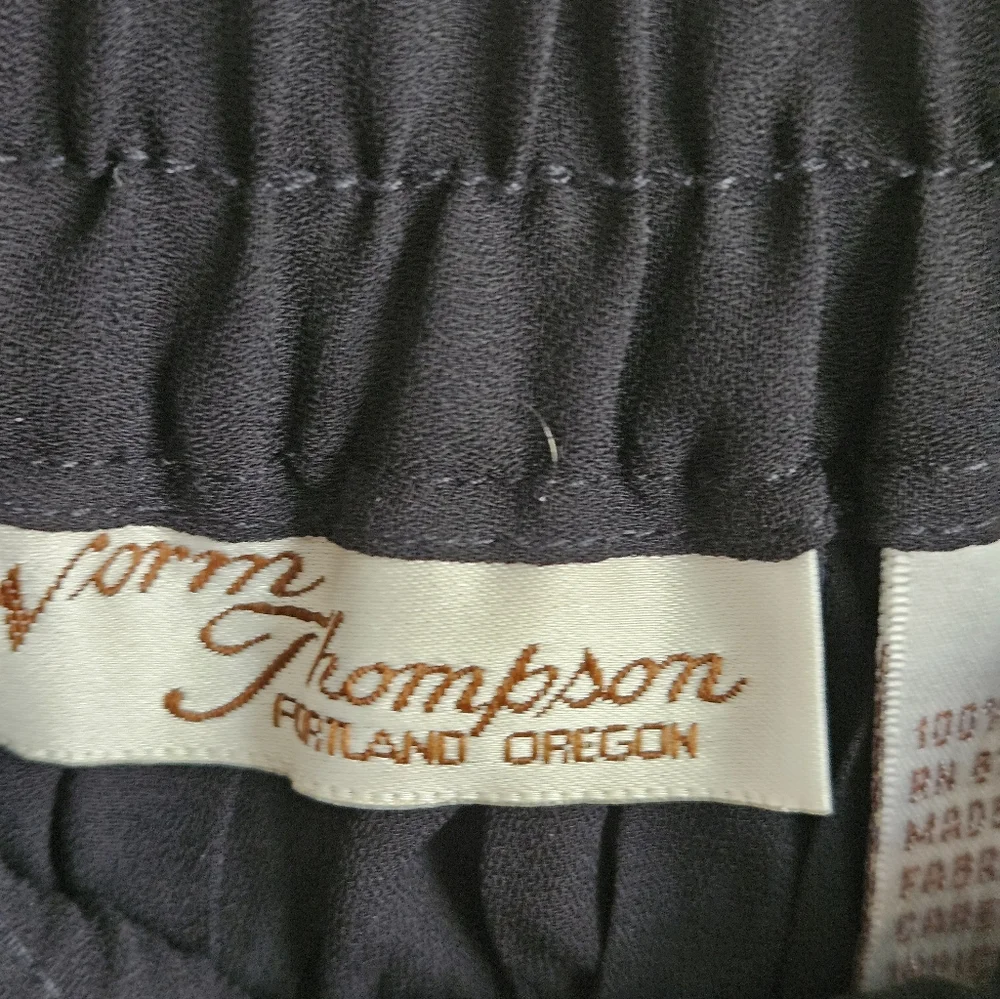Norm Thompson Portland Oregan Elegant Black Pleated Skirt Size Large.